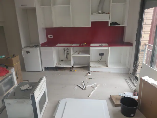 Montaje de cocina durante una reforma